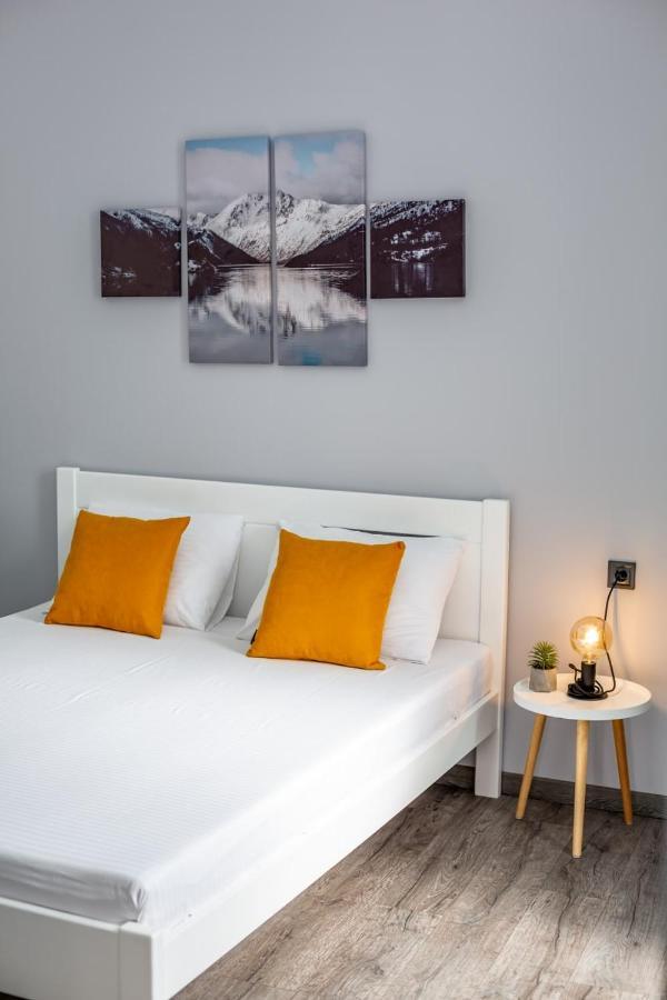 Stylish Apartment In The Center Львів Екстер'єр фото